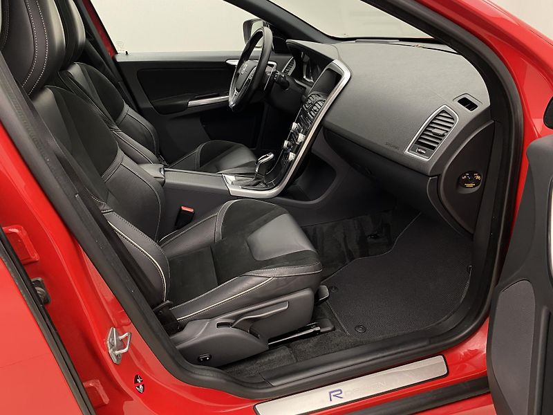 Volvo XC60 D5 AWD R-DESIGN AUT REZERVACE - fotka 23 z 52