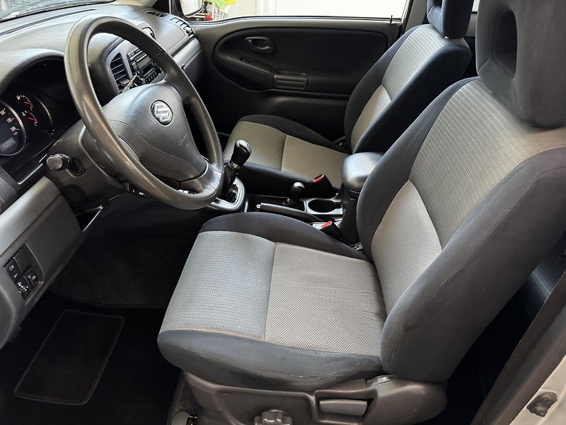 Suzuki Grand Vitara (2005) 1.6i 69 kw 4x4 - fotka 9 z 23