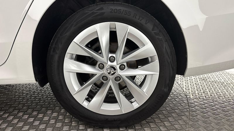 Škoda Octavia 2.0 TDI DSG Style Combi - fotka 19 z 29