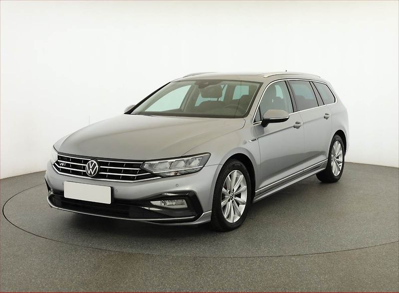 Volkswagen Passat (2021) R-Line 2.0 TDI, 4X4, Automat - fotka 2 z 21