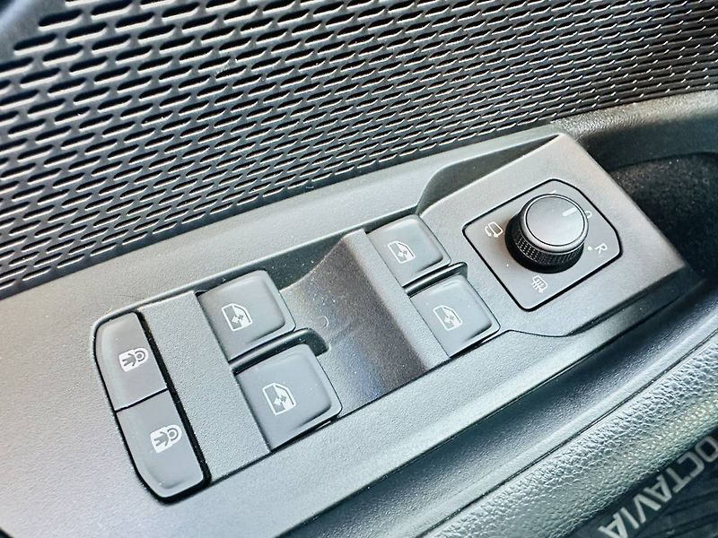 Škoda Octavia Combi Top Selection 2,0 TDI/11 - fotka 21 z 35