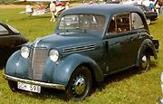 Renault_Juvaquatre z roku 1939, náhradní model ve třídě 6 CV.