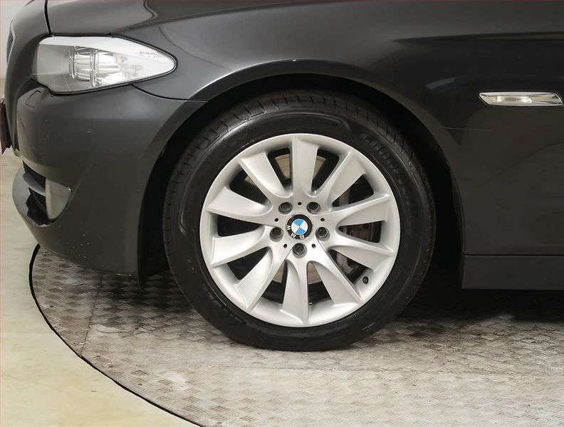 BMW Řada 5 (2013) 525d xDrive, 4X4, Automat - fotka 15 z 26
