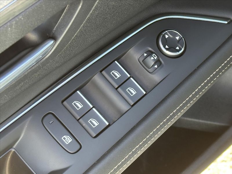 Peugeot 3008 GT 1,6 PureTech 133kW Automat - fotka 15 z 32