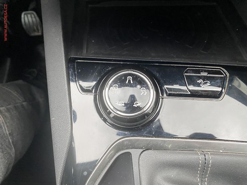 Peugeot 3008 (2019) 1.5 HDi, Allure, LED, kamera - fotka 15 z 18