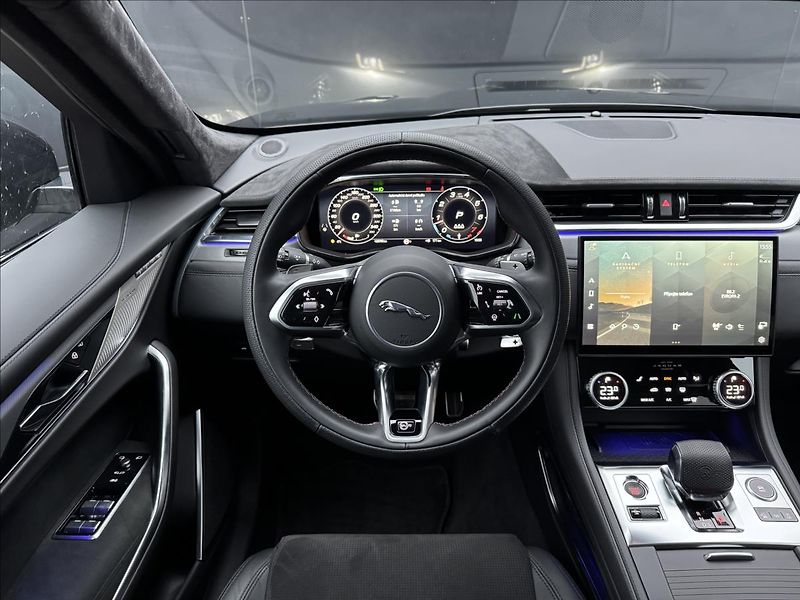 Jaguar F-Pace 5,0 P550 SVR AWD ZÁRUKA - fotka 17 z 36