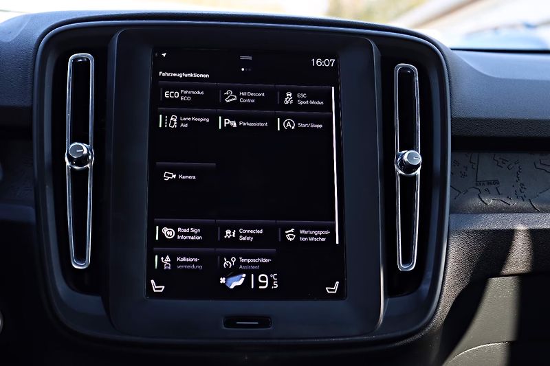 Volvo XC40 T2 Essential Kam LED DAB - fotka 10 z 18