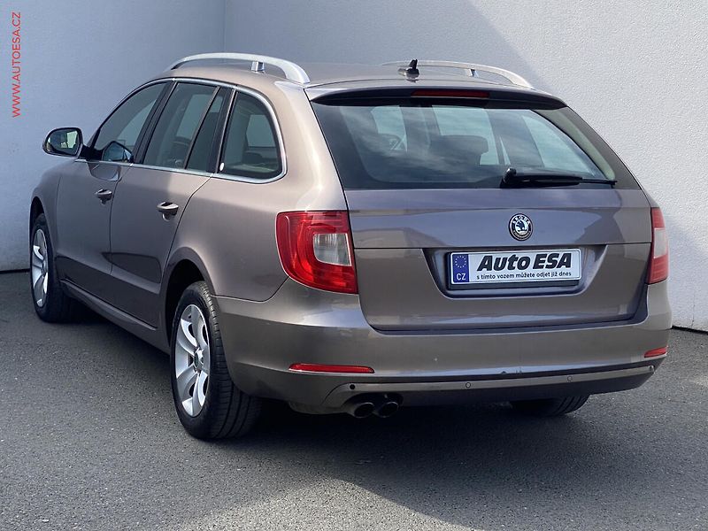 Škoda Superb (2010) 2.0 TDI, DSG, xenon, AC - fotka 6 z 16