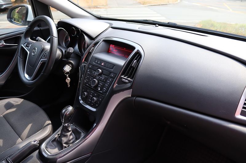 Opel Astra Opel Astra J Sports Tourer 1.7 - fotka 50 z 54