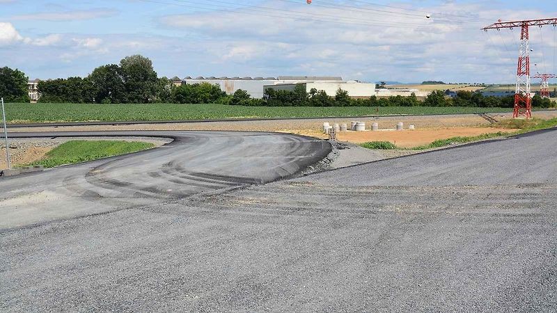 Pokládka cementobetonového a asfaltového povrchu vozovky na stavbě dálnice D1 mezi Říkovicemi a Přerovem, 28. června 2025