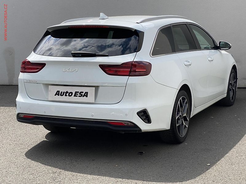 Kia Ceed (2022) 1.5 TGDi SW, ČR, TOP, LED - fotka 4 z 19