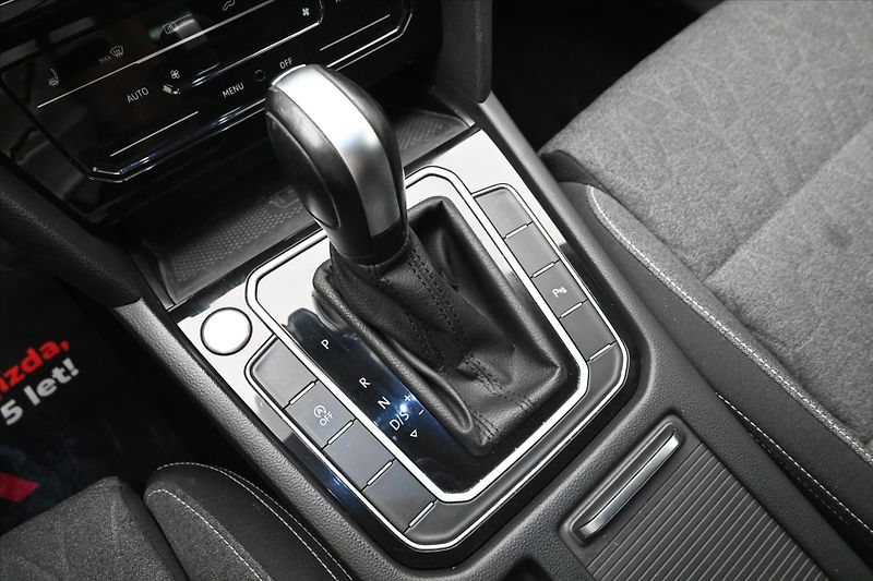 Volkswagen Passat 2,0 TDI 110kW DSG Business Zár - fotka 23 z 32