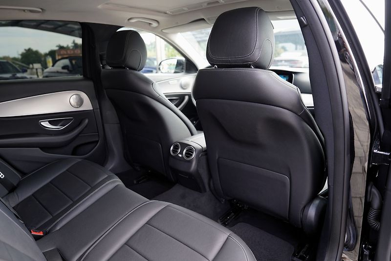 Mercedes-Benz Třídy E E 220d AMG/LED/AT9/kůže - fotka 30 z 46