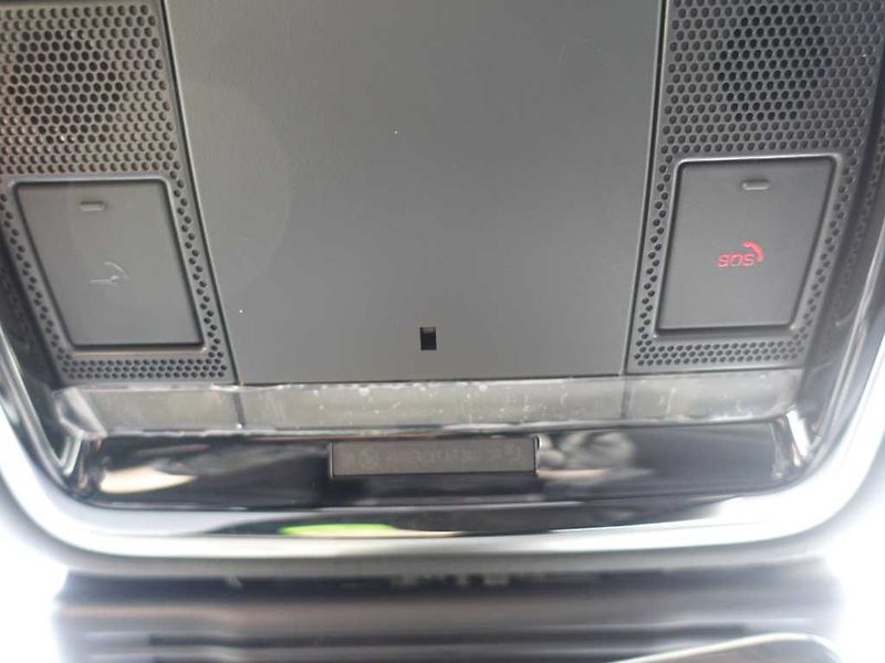 Land Rover Range Rover Velar 3,0 Dynamic SE D300 4x4 aut. - fotka 30 z 38