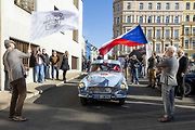 Odstartováno! Prezident Petr Pavel a Josef Zajíček pouští na trať první vůz.