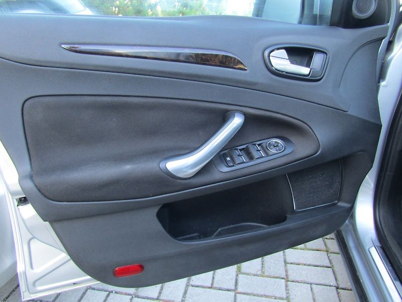 Ford Mondeo (2008) 2.0 TDCi GHIA 1.MAJITEL - fotka 18 z 43