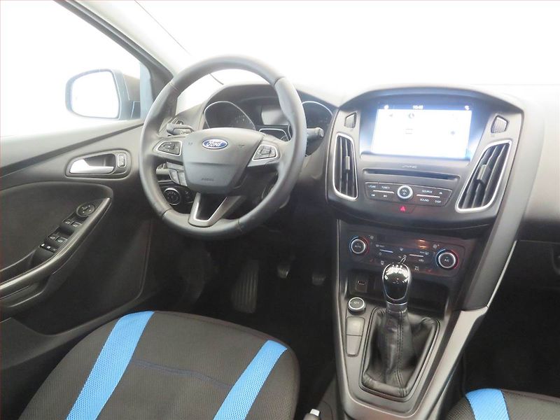 Ford Focus (2017) 1.0 EcoBoost, Tempomat - fotka 7 z 15