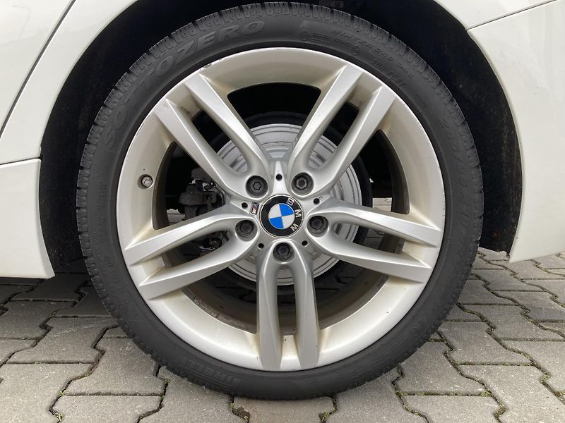 BMW Řada 1 (2016) 118d xDrive, M paket, serviska - fotka 27 z 35