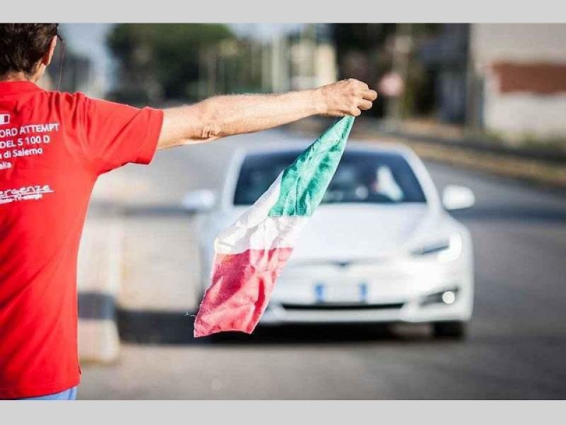 Rekordně dlouhá jízda elektromobilu Tesla.