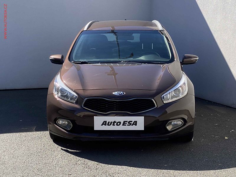 Kia Ceed (2013) 1.4i, 2.maj,ČR, servis.kniha - fotka 2 z 15