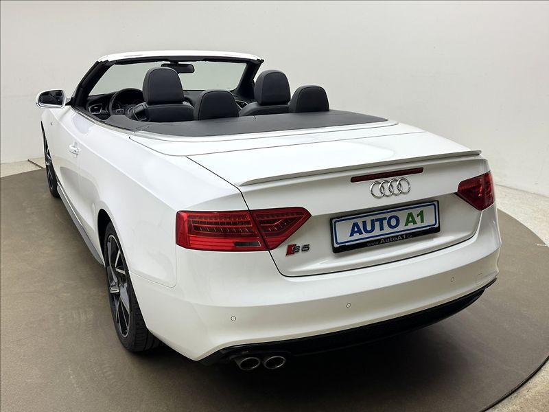 Audi A5 2,0 140kW S-LINE 4X4 VÝHŘEV TZ - fotka 6 z 50