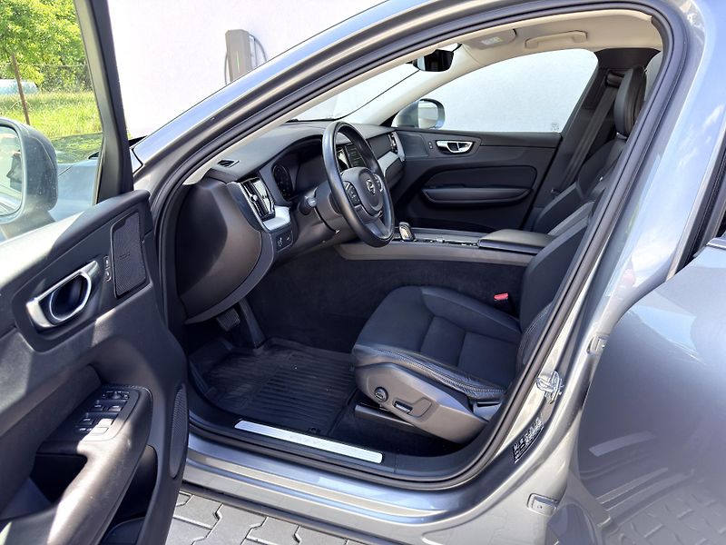 Volvo XC60 B4 AWD (nafta) // REZERVACE - fotka 11 z 47