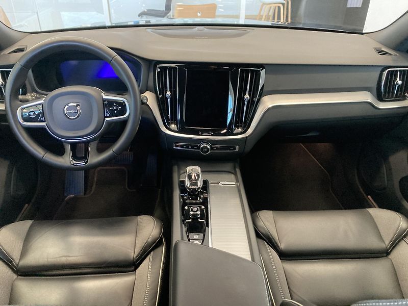 Volvo V60 B4 FWD PLUS DARK TAŽNÉ ZAŘÍ. - fotka 16 z 31