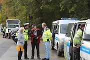 Do jihočeského měření emisí a kontrol u hotelu Sloup na silnici I/3 (bývalá E55) se zapojili policisté krajské dopravní policie, z dálničního oddělení Borek a táborští dopraváci. Vozidla se řidiči naváděli také z blízké dálnice D3.