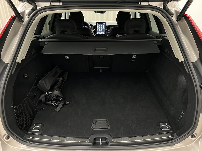 Volvo XC60 B5 AWD DARK PLUS AUT CZ - fotka 5 z 49