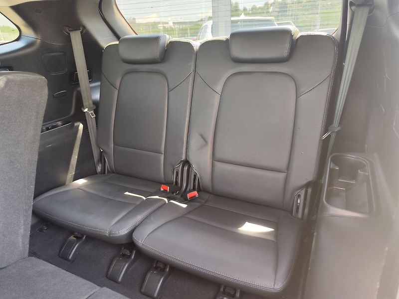 Hyundai Grand Santa Fe 2.2 CRDi/147kW Luxury AT 4x4 - fotka 15 z 43