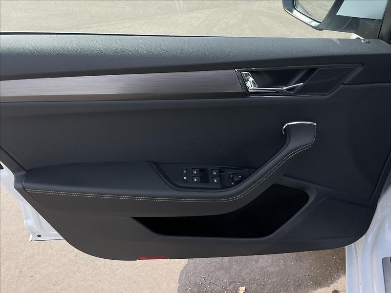Škoda Superb 2,0 TDI DSG Combi Style Extra - fotka 14 z 24