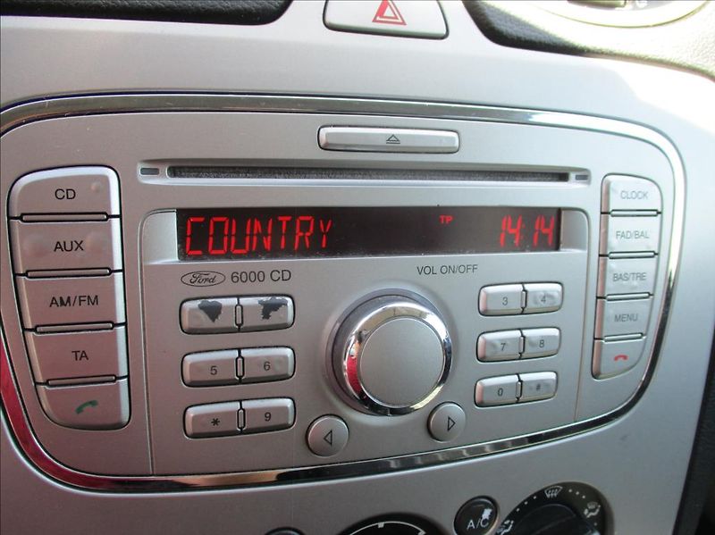 Ford Focus 1,6 i, klima, serv. kniha, - fotka 20 z 33