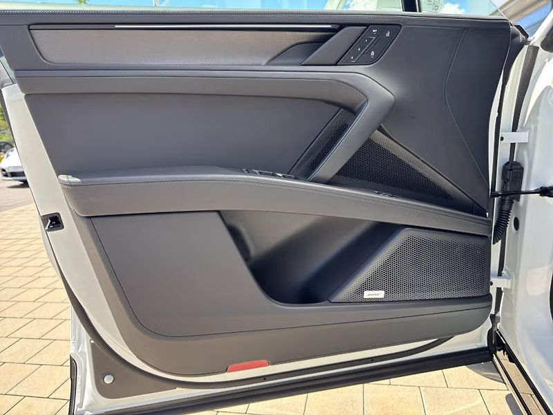 Porsche Cayenne Electric HuD Venti Display spo - fotka 10 z 19