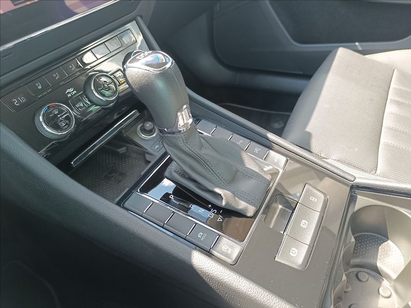 Škoda Superb 2,0 TDi, DSG Laurin & Klement - fotka 19 z 25
