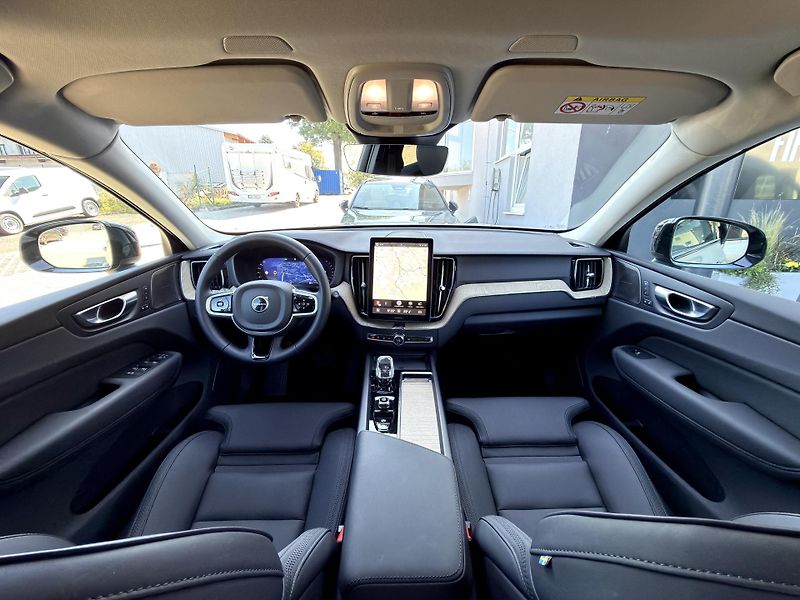 Volvo XC60 B5 AWD // PLUS DARK + sada kol - fotka 15 z 44
