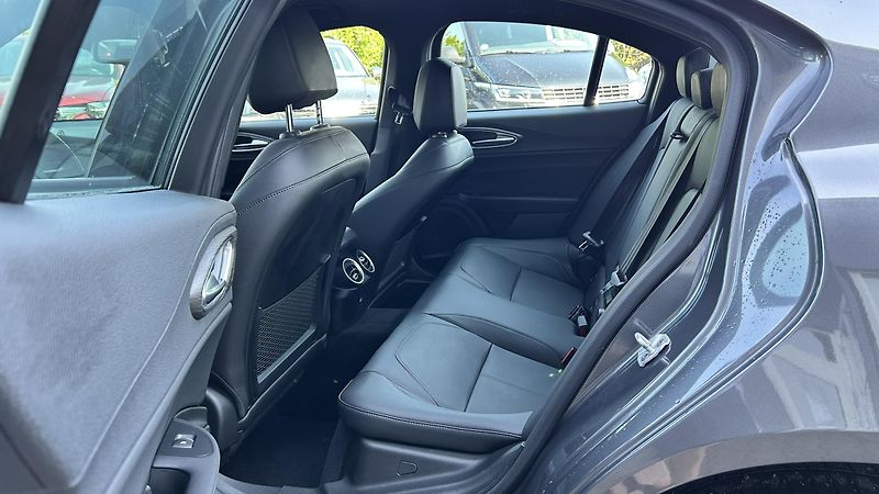 Alfa Romeo Giulia 2.0i 280k Ti  - fotka 12 z 14