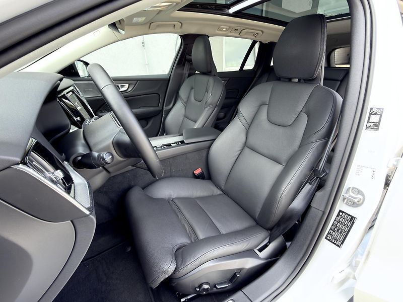 Volvo V60 B4 FWD // PLUS DARK + kola - fotka 12 z 54
