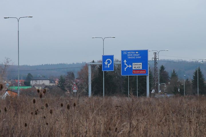 Směrové značení před turbookružní křižovatkou v Českých Budějovicích. / Zdroj: Draceane / Wikimedia Commons, CC BY-SA 4.0.