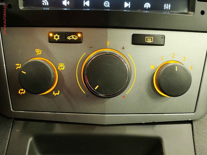 Opel Zafira (2012) 1.6i 7 míst, AC, park.asist - fotka 19 z 21