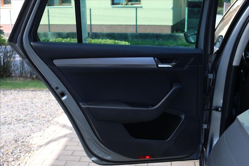 Škoda Superb 2,0 TDi, DSG , 4x4 - fotka 35 z 52