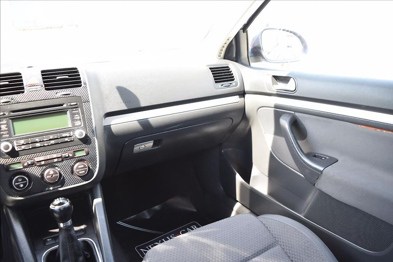 Volkswagen Jetta 1,9 TDI 77KW NOVÁ STK ALU - fotka 29 z 43
