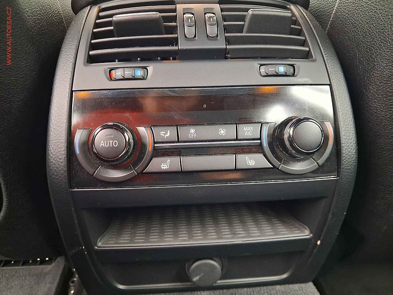 BMW Řada 5 (2015) 3.0 D M550d xDrive, AT, kůže - fotka 11 z 22