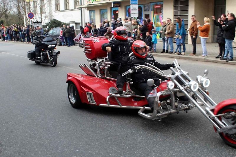 Z příjezdu spanilé jízdy motocyklů do Poděbrad.