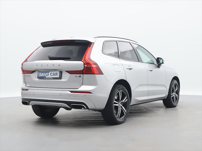 Volvo XC60 2.0 B4 145kW R-Design CZ Aut. - fotka 7 z 35