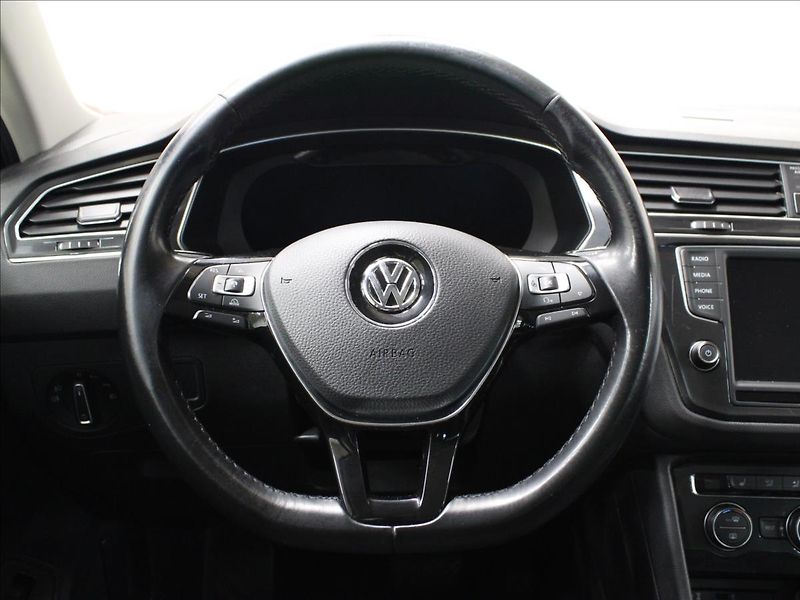 Volkswagen Tiguan 2,0 TDI Highline 4Motion DSG - fotka 17 z 39