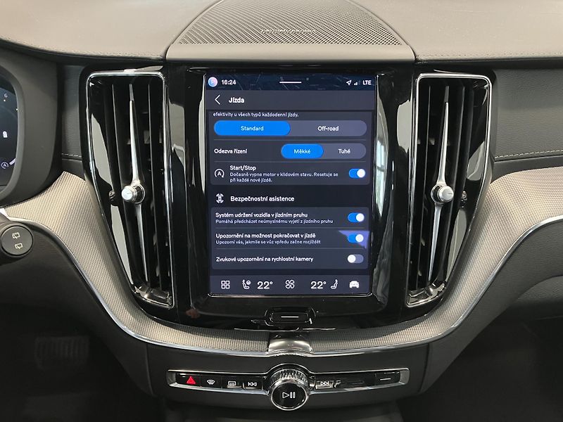 Volvo XC60 B4 FWD Ultimate Dark AT8 - fotka 31 z 44