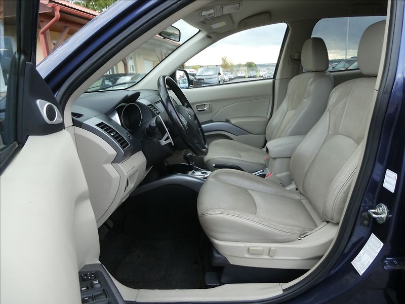 Mitsubishi Outlander 2,4 i 125kW 7.míst,4x4,automat - fotka 19 z 35