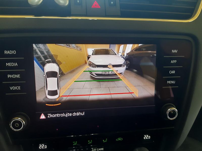 Škoda Octavia 1.6 TDI NAVI KAMERA APP - fotka 13 z 28