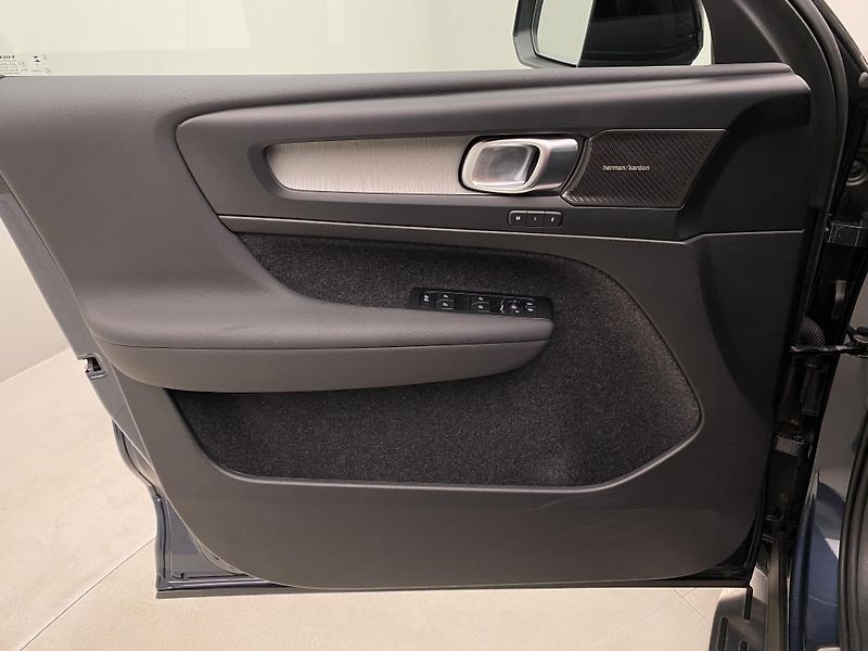 Volvo XC40 B4 DARK ULTRA AUT CZ - fotka 7 z 56