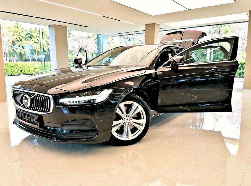 Volvo V90 (2022) 2.0 B4 MHEV Kůže A/T - fotka 1 z 33